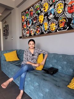 Saranya Mohan feet photo 3