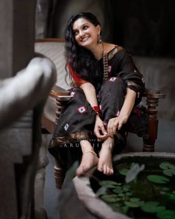 Saranya Mohan feet photo 2