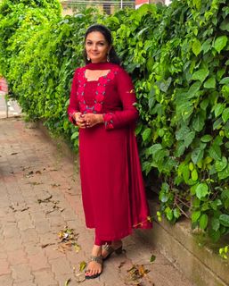 Saranya Mohan feet photo 1
