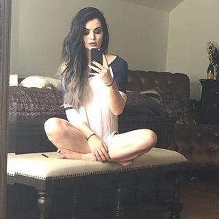 Saraya-Jade Bevis feet photo thumbnail