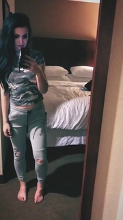 Saraya-Jade Bevis feet photo thumbnail