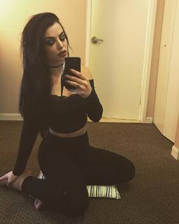Saraya-Jade Bevis feet photo thumbnail