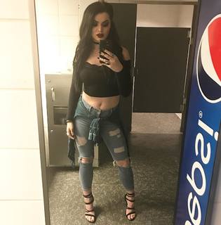 Saraya-Jade Bevis feet photo thumbnail