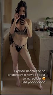 Saraya-Jade Bevis feet photo thumbnail