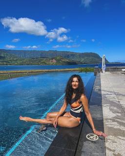 Sarayu Blue feet photo 16