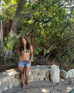 Sarayu Blue feet photo 1