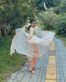 Sarayu Mohan feet photo 18
