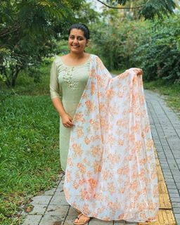 Sarayu Mohan feet photo 17