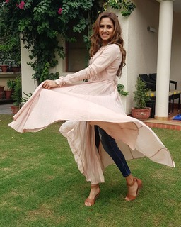 Sargun Mehta feet photo thumbnail