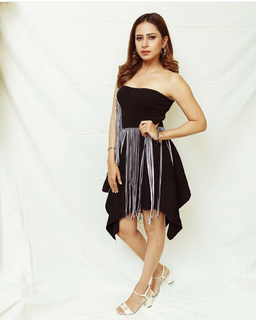 Sargun Mehta feet photo thumbnail