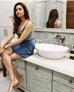 Sargun Mehta feet photo thumbnail