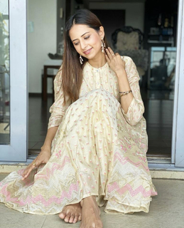 Sargun Mehta feet photo thumbnail