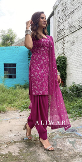 Sargun Mehta feet photo thumbnail