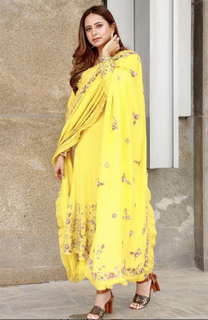 Sargun Mehta feet photo thumbnail