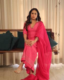 Sargun Mehta feet photo thumbnail