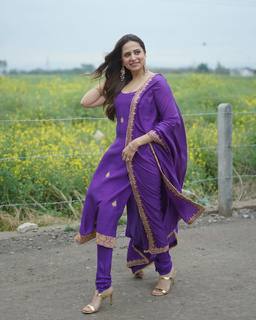 Sargun Mehta feet photo thumbnail
