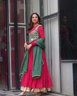 Sargun Mehta feet photo thumbnail