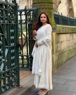 Sargun Mehta feet photo thumbnail