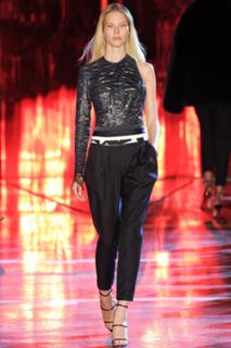 Sasha Luss feet photo thumbnail