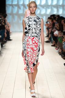 Sasha Luss feet photo thumbnail