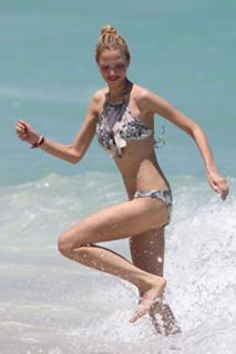 Sasha Luss feet photo thumbnail