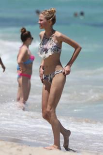 Sasha Luss feet photo thumbnail