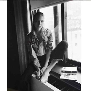 Sasha Luss feet photo thumbnail