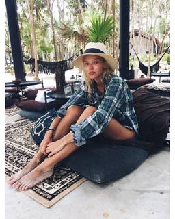 Sasha Luss feet photo thumbnail