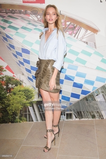 Sasha Luss feet photo thumbnail