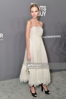 Sasha Luss feet photo thumbnail