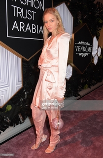 Sasha Luss feet photo thumbnail