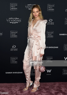 Sasha Luss feet photo thumbnail