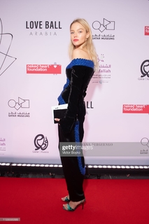 Sasha Luss feet photo thumbnail