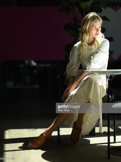 Sasha Luss feet photo thumbnail