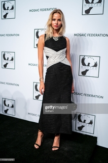 Sasha Luss feet photo thumbnail