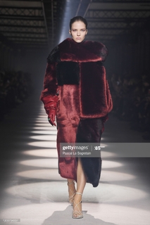 Sasha Luss feet photo thumbnail