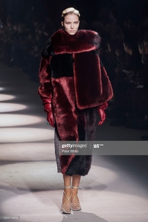 Sasha Luss feet photo thumbnail