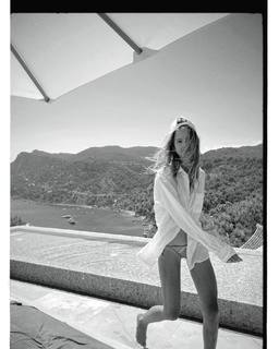 Sasha Luss feet photo thumbnail