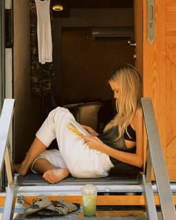 Sasha Luss feet photo thumbnail