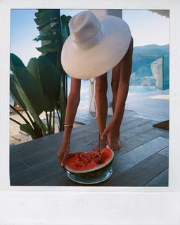 Sasha Luss feet photo thumbnail