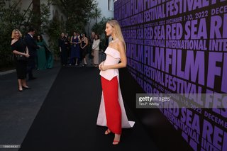 Sasha Luss feet photo thumbnail