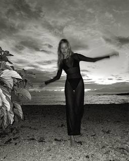 Sasha Luss feet photo thumbnail