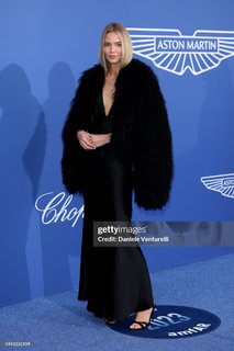 Sasha Luss feet photo thumbnail