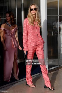 Sasha Luss feet photo thumbnail