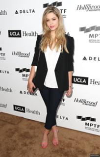 Sasha Pieterse feet photo thumbnail