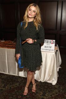 Sasha Pieterse feet photo thumbnail