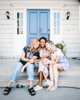 Sasha Pieterse feet photo thumbnail