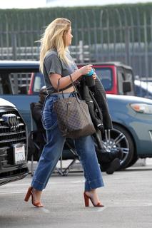 Sasha Pieterse feet photo thumbnail