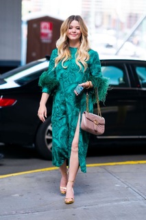 Sasha Pieterse feet photo thumbnail