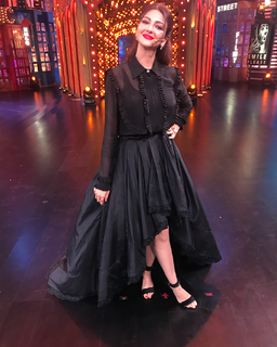 Saumya Tandon feet photo thumbnail